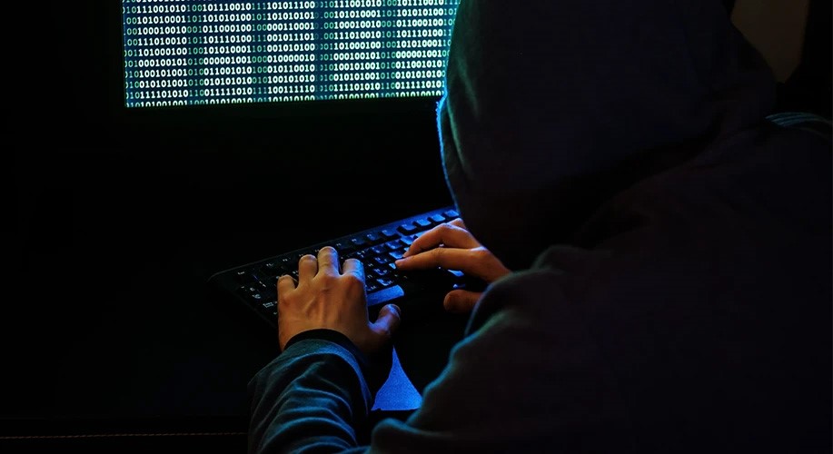 Arte ilustrativa mostra uma pessoa praticando crimes cibernético.