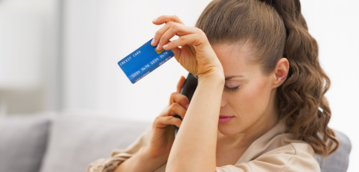 Arte ilustrativa mostra uma pessoa segurando um cartão de crédito enquanto fala no telefone, remetendo à clonagem de cartão.