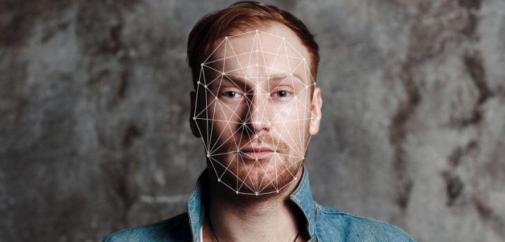 Arte ilustrativa mostra o rosto de um homem ruivo mapeado por pontos, remetendo ao deepfake.